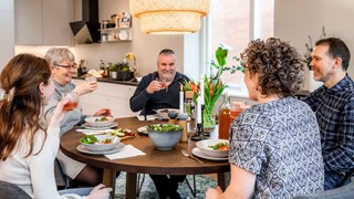 Familien spiser mad ved bordet