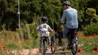 Far og søn cykler