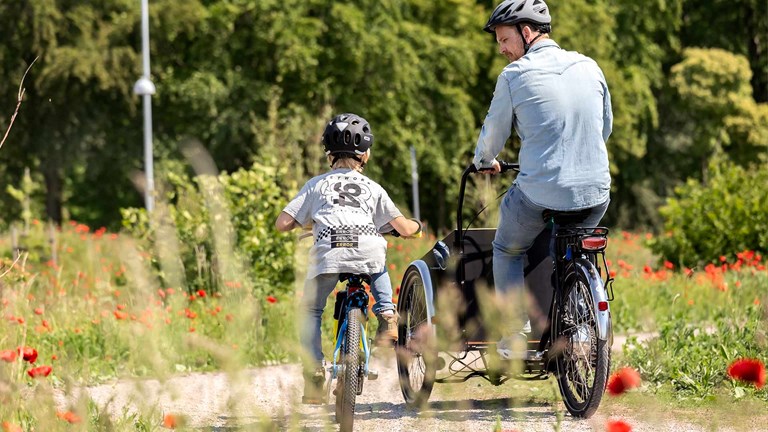 Far og søn cykler