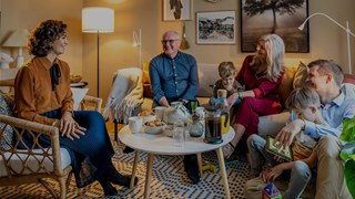 Familie spiser ved bordet