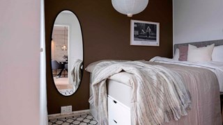 Soveværelse med brun væg