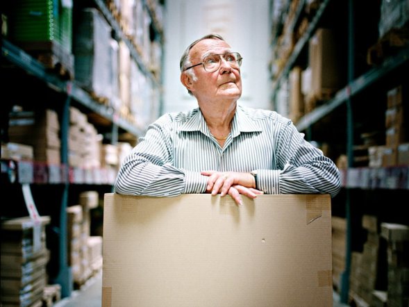 Ingvar Kamprad lutar sig över en låda.