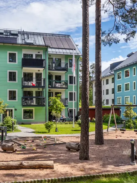forvaltning_stockholm-hasselby_lindblomma_fasad-gard.webp
