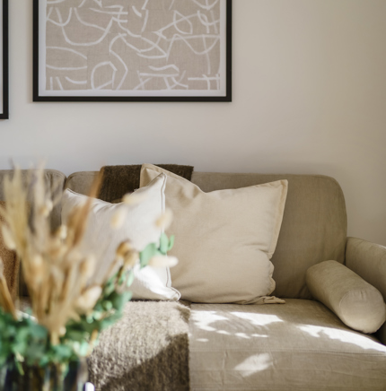 soffa-i-vardagsrum-med-fint-ljusinslapp-i-nyproducerad-bostadsratt.jpg
